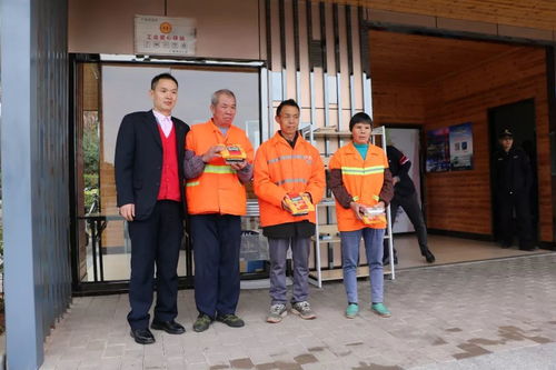 新時(shí)代文明實(shí)踐 東城企業(yè)紛紛獻(xiàn)愛心,這個(gè)愛心柜又滿了