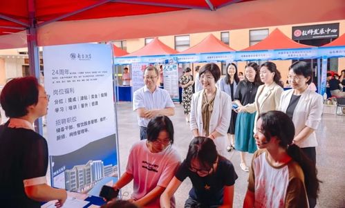 企業(yè)家進(jìn)校園 引領(lǐng)成長(zhǎng),點(diǎn)亮青春 河源市舉辦 金鳳展翅 女大學(xué)生創(chuàng)業(yè)就業(yè)服務(wù)活動(dòng)